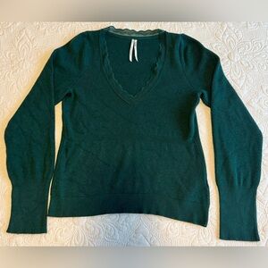 Anthropologie Scallop V‑Neck Ribbed Sweater | Dark Green Knit Top Women’s Medium